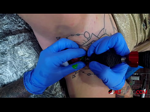 ❤️ Uiters getatoeëerde hottie Sully Savage het 'n tatoeëermerk op haar klitoris gekry ❤️❌ Porno op af.yinshuabang.top ❌️